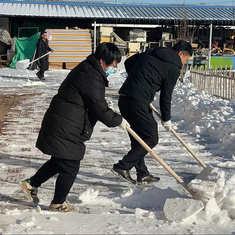 风雪满校园，扫雪护安全—记庆功台小学扫雪行动