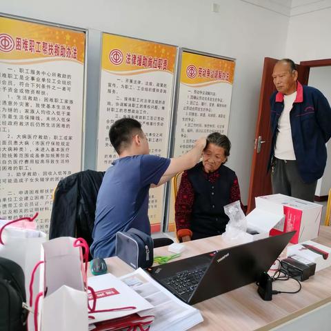 张家洼街道残联为听力残疾人适配辅具