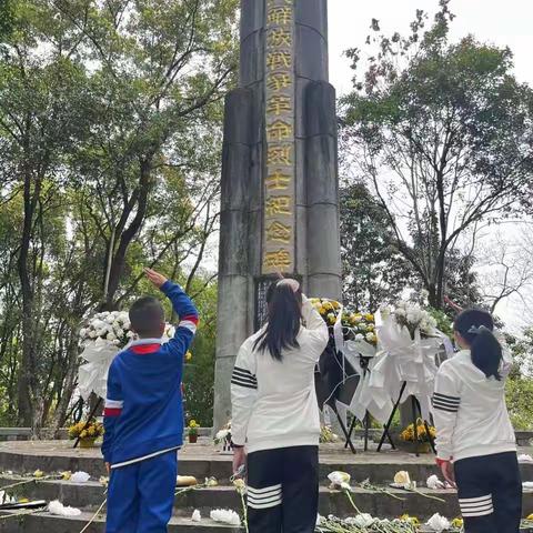 恩施市武陵国际实验学校502班启航中队 清明时节寄哀思，鲜花一朵告天知——清明节活动