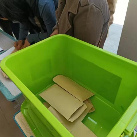 我校组织学生和家长观看未成年人保护警示教育专题片