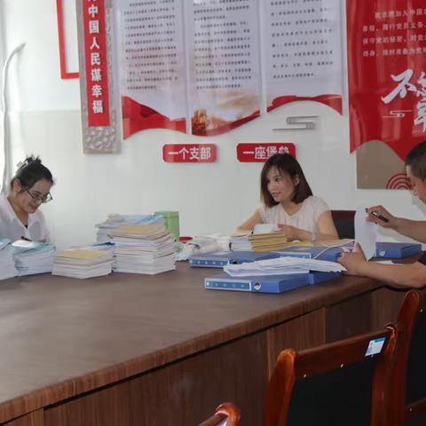 安居胡营小学迎来了安居中心小学常规检查小组