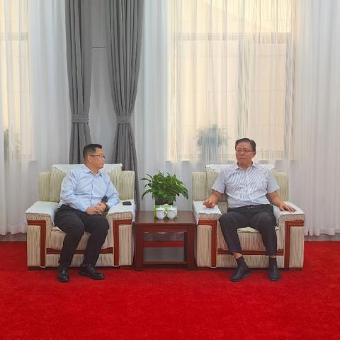 高寒同志一行拜访十二师党委 副书记、师长侯国俊