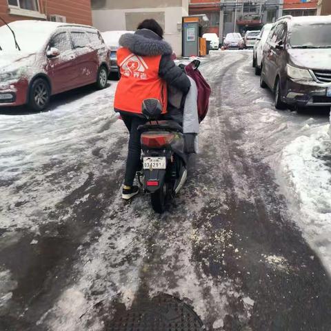 【历山东路日间照料中心】冰雪“冻”人  服务情暖人心