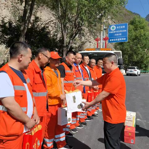 盛夏送清风，关爱暖人心—舟曲公路段组织开展“夏送清凉”活动