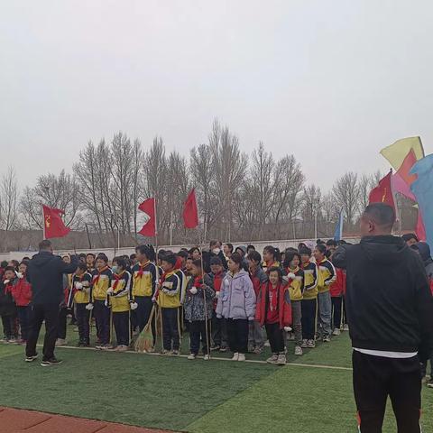 克力代小学“弘扬革命精神，缅怀革命先烈”清明节祭扫烈士陵园主题活动