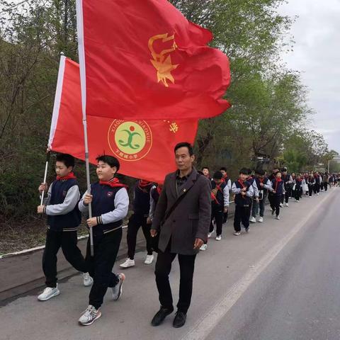 清明祭英烈——鸿昌街道下期城小学清明扫墓教育活动