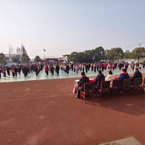 河南安博服饰有限公司向吴家店镇中心小学捐赠校服活动