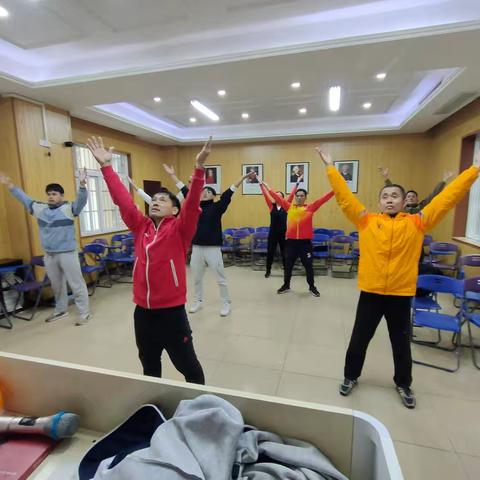 体育教师勤练操，规范引领展风貌——体育组老师学习广播体操
