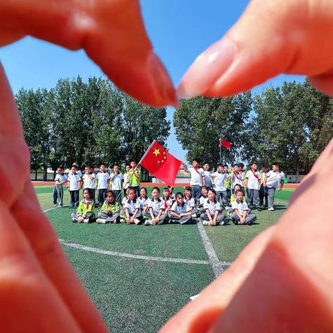 【爱国季】我与国旗合个影，最美中国红！——昆仑镇中心小学2024级2班主题活动