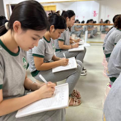 学习是最美的遇见，成长是最美的风景——跨世纪总部老师来红枫叶幼儿园指导工作篇