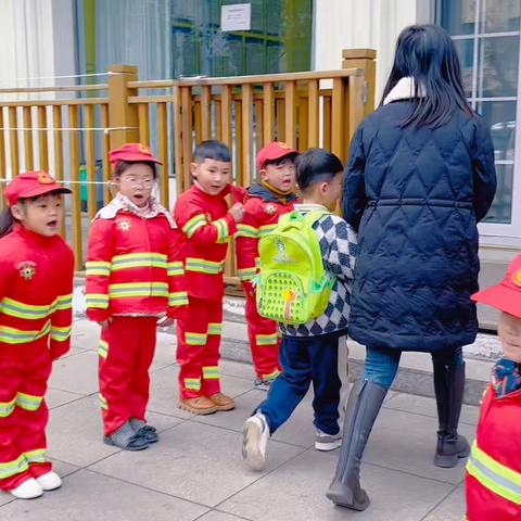 【演练筑防线，安全伴“童”行】———红枫叶幼儿园亲子消防演练活动