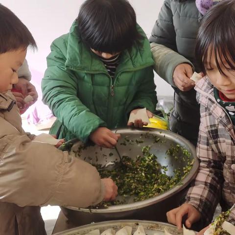 浓浓饺子香，暖暖师生情——范坡小学冬至“包饺子”活动