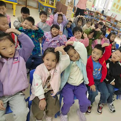 “赴”秋约，“话”成长——腾联新世纪幼儿园月主题家长会暨月成果展示