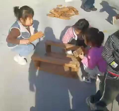 清平镇中心幼儿园军户李分园中班户外自主游戏展示