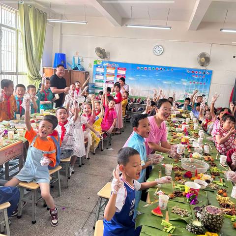 民族美食荟萃 品味多彩童年 ——芒市第三小学246班校园文化活动