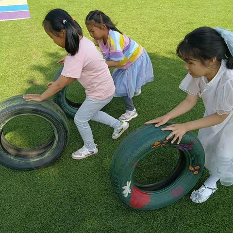 人和街道中心幼儿园 大四班探索轮胎的玩法