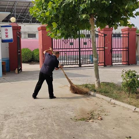 “清洁校园，拔草护绿”——东古风小学暑期拔草活动