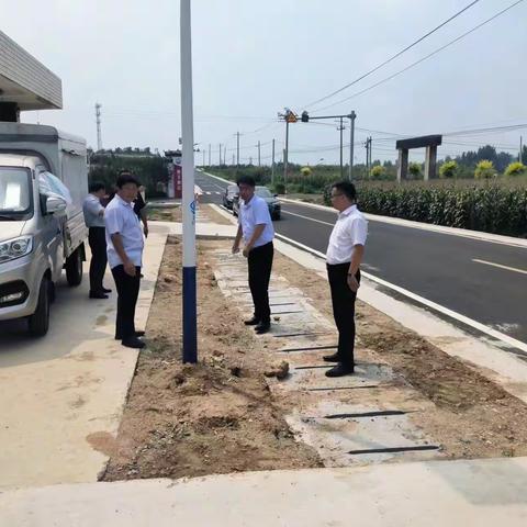 大王庄镇西王庄村第一书记积极协助驻村道路环境整治