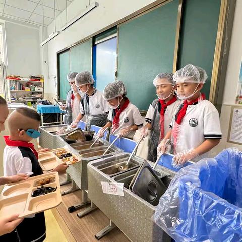 [最美南岭·食品安全]桶餐到班，开启新学期学生餐第一天