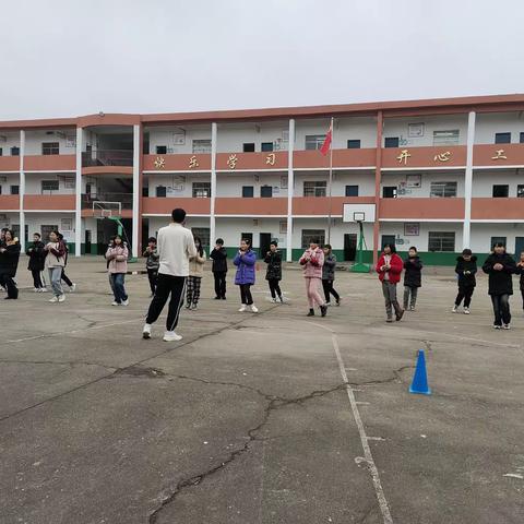 马圩小学篮球《双手胸前传接球》体育公开课