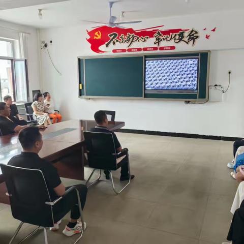 洋河学校小学部组织师生观看抗日战争胜利80周年阅兵仪式