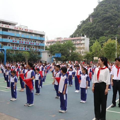 云浮市第一小学“学习党的二十大精神，争做新时代好队员”一年级首批新队员入队仪式