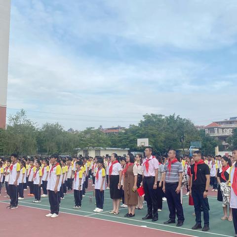 “争做新时代好队员”———东兴市初中示范性建队仪式暨红领巾巡讲团示范性宣讲活动