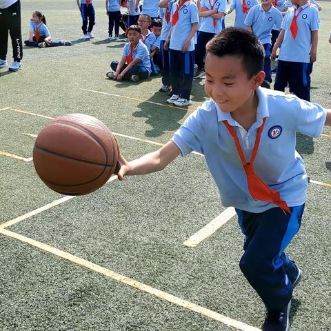 【2023艺术节】中心小学二年级组织“学习二十大，我心向未来.跃动越精彩运球接力比赛”