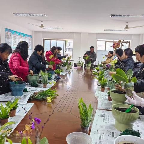 现代社区建设｜“花团锦簇年味浓 巧手插花迎新春”物华社区组织插花活动