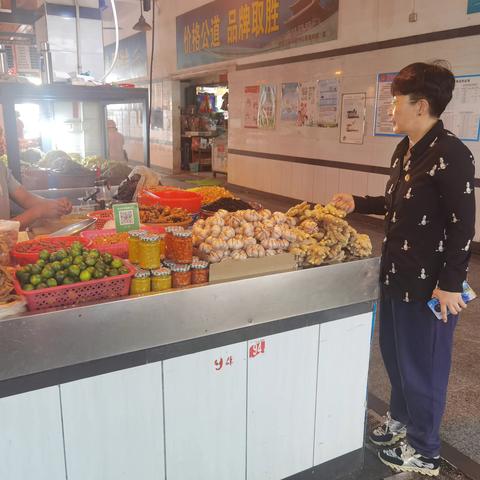 崖州区政协副主席朱肖蔓前往崖城中心农贸市场开展“民情体验日”活动