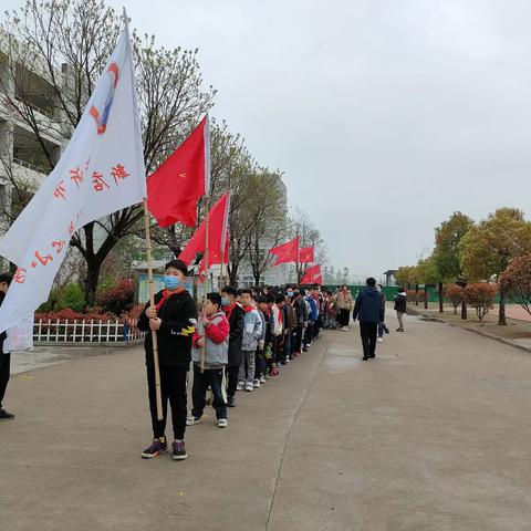 祭烈士魂  壮少年志 ——新沂市新店镇小湖中心小学少先队员清明祭扫活动