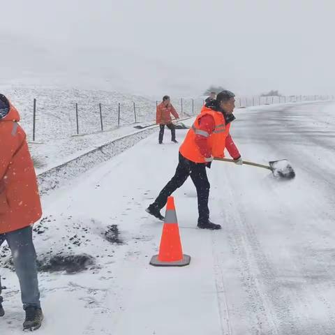 合作公路段：除雪防滑保畅通，护航春运返程路