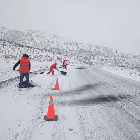 合作公路段持续打冰除雪保畅