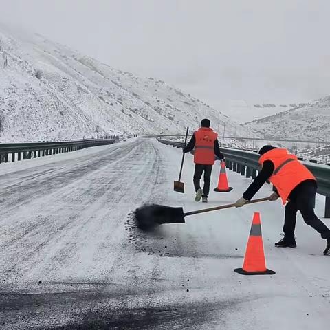 合作公路段：清雪除冰，护航通行