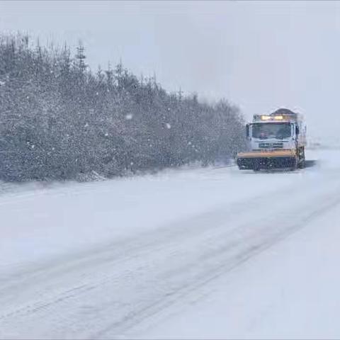 合作公路段“迎雪而动，除雪保畅”
