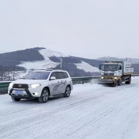 合作公路段持续除雪保畅