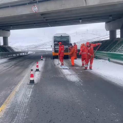 打冰除雪，公路人在行动——合作公路段持续开展除雪保畅工作