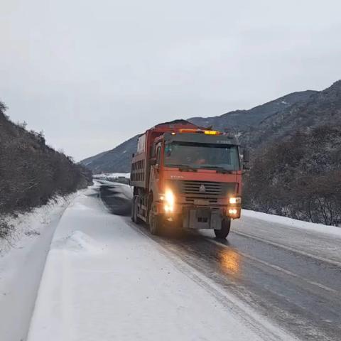 打冰除雪保畅通，守护群众出行“平安路”