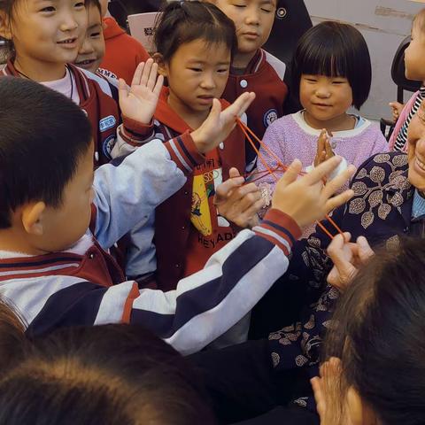 情暖深秋  爱在重阳—寿圣幼儿园安居南区分园大班重阳节走进社区活动