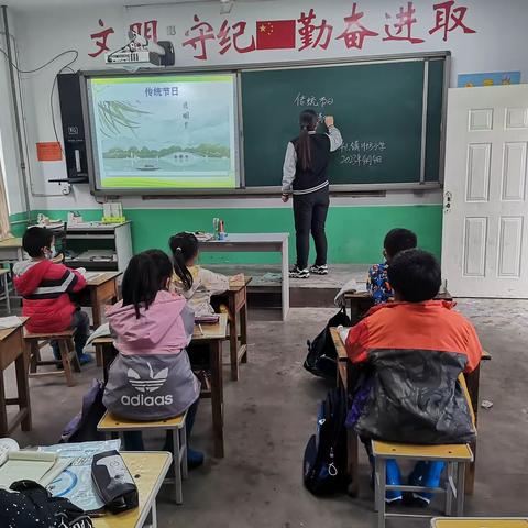 “清明祭英烈，红色永传承”——一节生动的思政课