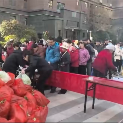 爱心白菜进社区，情系邻里暖寒冬