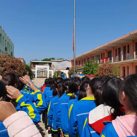 《郭厂小学》新的一周升旗仪式