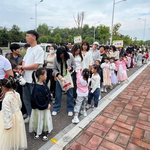 实验学校幼儿园 大班徒步“国学游”“红色游”活动