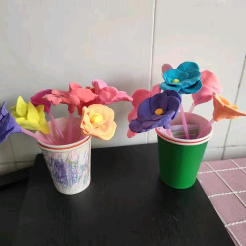 “彩”色手工，“泥”真有趣——中二班班本课程