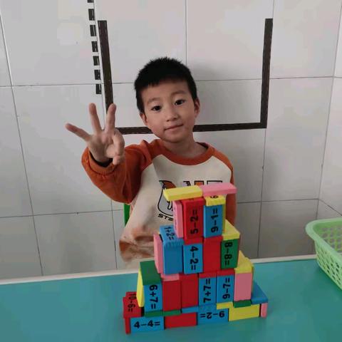 玩转“多米诺”——金城如意鑫居分园大二班益智区游戏案例