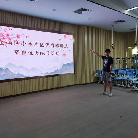 落实新课标，提升教育质量——南辉名师工作室同课异构研讨活动