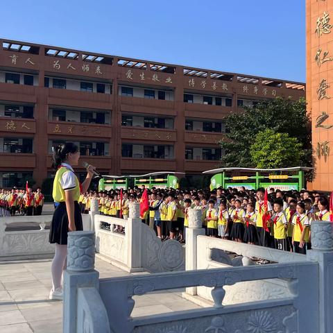 青春逐梦正当时，挺膺担当向未来——洛宁县第一实验小学升旗仪式