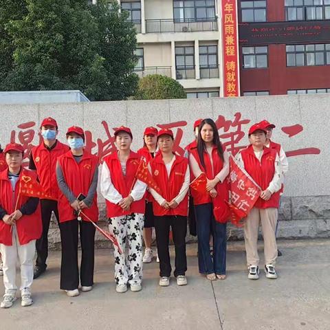 用心护学  为爱站岗——郾城区二实小家长爱心护学岗纪实