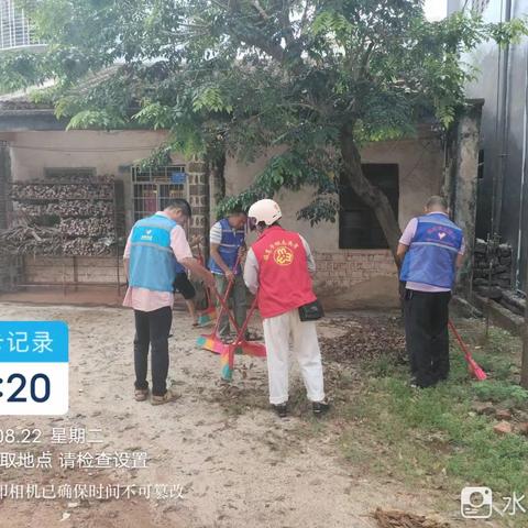 临城镇干部新村社区开展“清理卫生死角、野广告、乱涂乱画”及入户宣传创文创卫活动