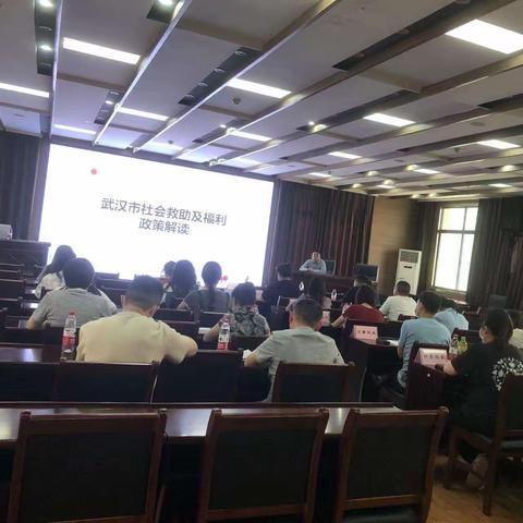 区民政局周科长带队到民族街开展社会救助和福利政策宣讲